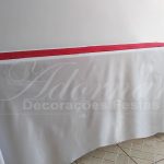 Locação de Toalha Pranchão Branca Com Cobre Mancha Caminho Vermelho