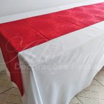 Locação de Toalha Pranchão Branca Com Cobre Mancha Caminho Vermelho