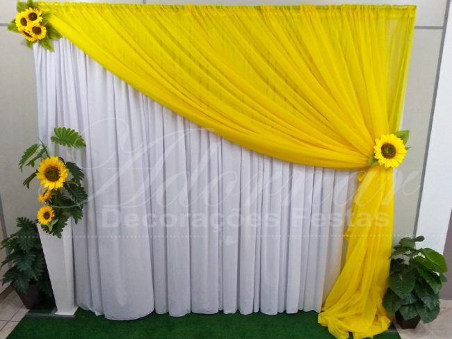 aluguel de painel de cortinas amarelo e branco com flores de girassois