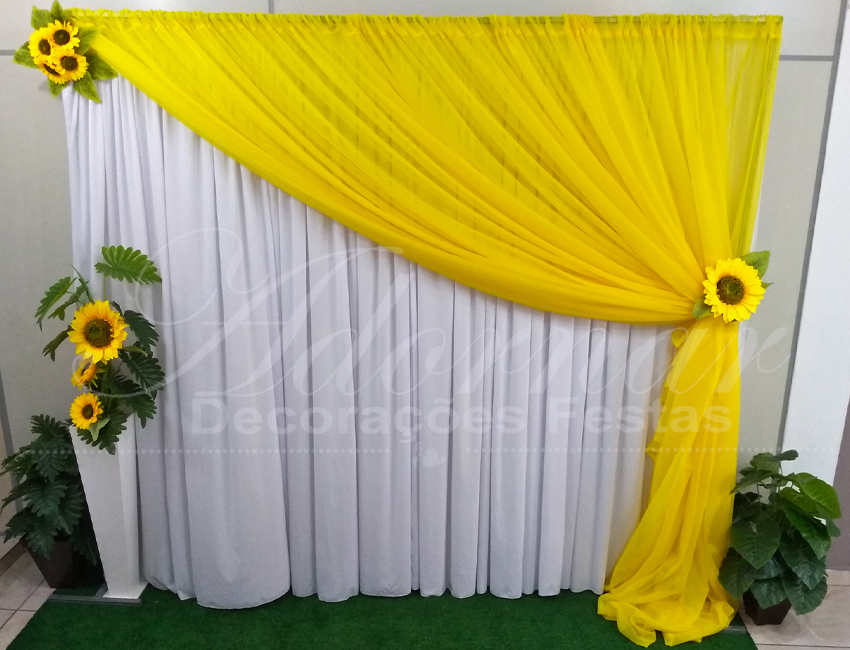 aluguel de painel de cortinas amarelo e branco com flores de girassois