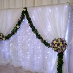 aluguel de painel de cortinas branco com led e flores casamento festas e eventos