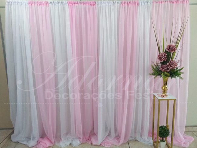 Painel de Cortinas Rosa e Branco