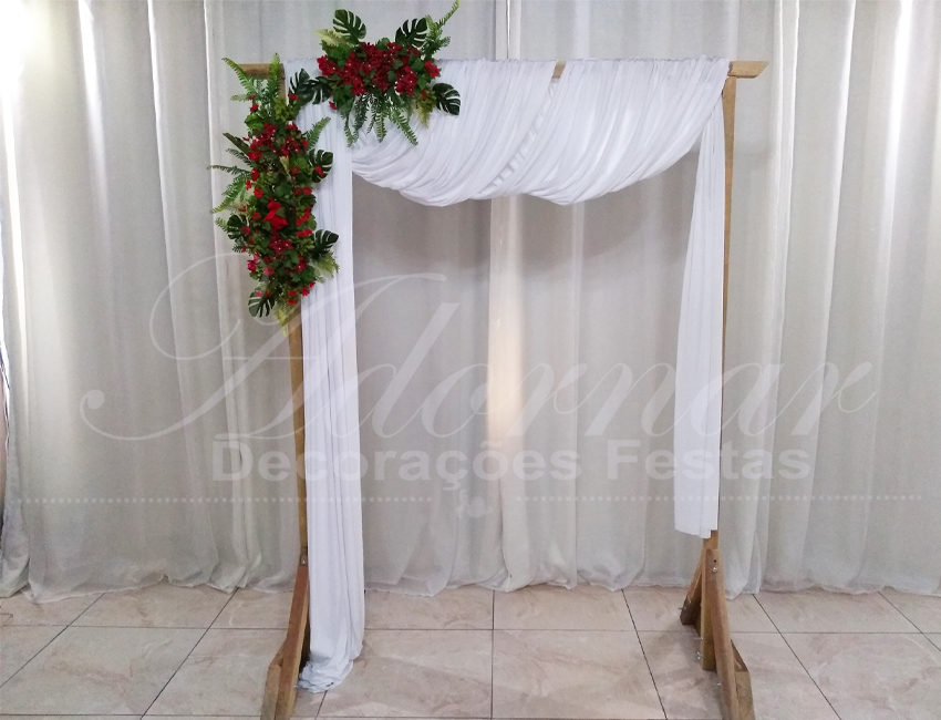 aluguel de painel de gazebo com flores vermelhas para casamento cerimonia