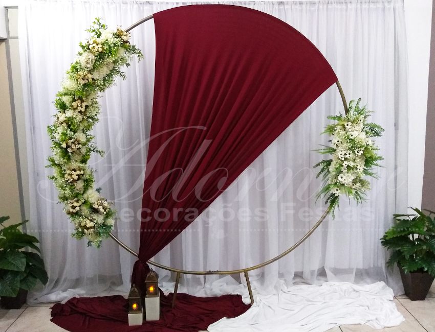 aluguel de painel redondo com flores branca e tecido marsala casamento festas