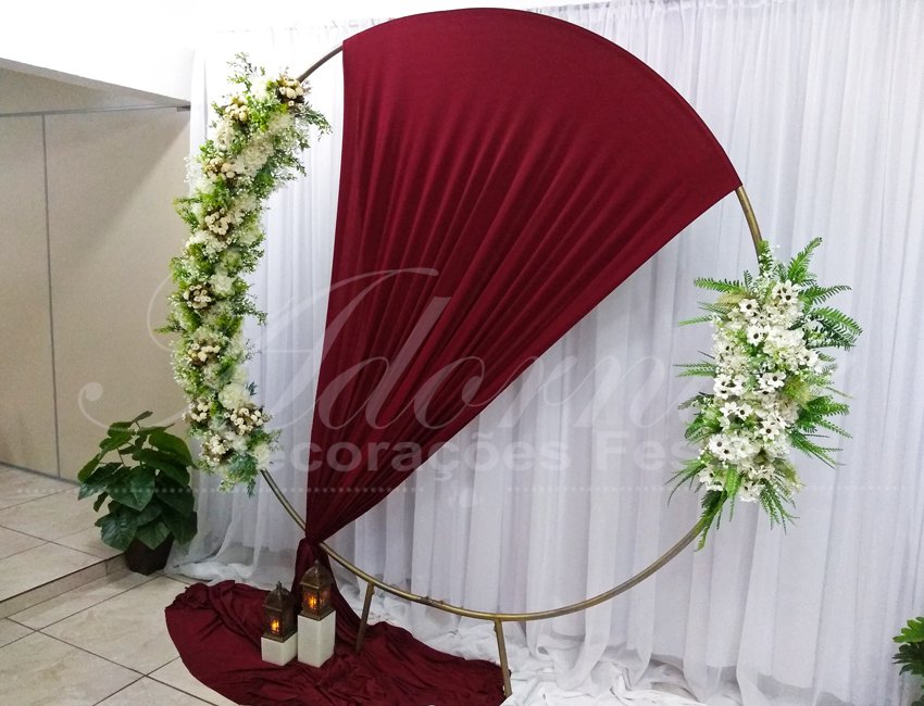 Aluguel de Painel Redondo Marsala Flores Brancas Arco Para Decoração