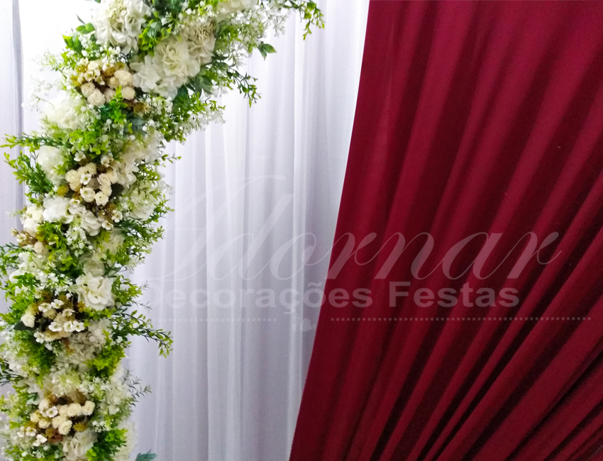 Aluguel de Painel Redondo Marsala Flores Brancas Arco Para Decoração
