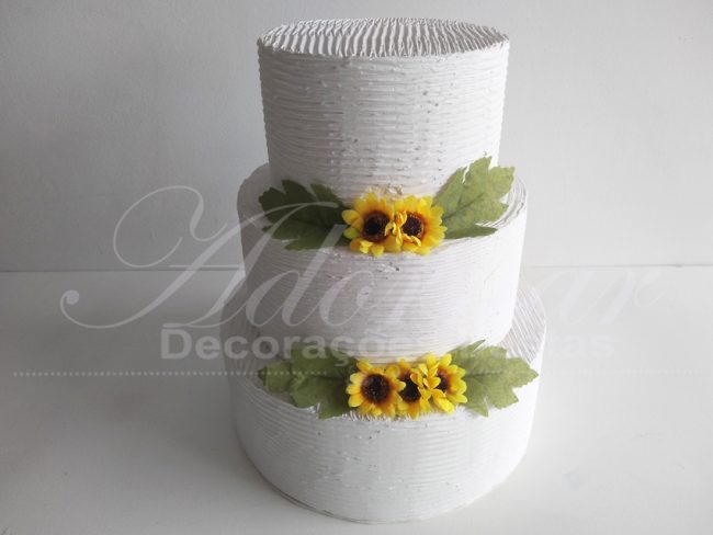 Locação de Bolo Cenográfico Branco Com Flores em Amarelo