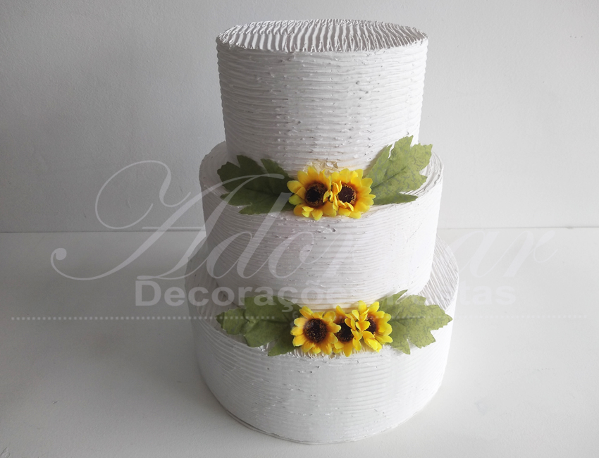 Locação de Bolo Cenográfico Branco Com Flores em Amarelo