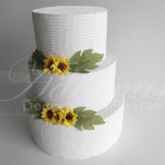 Locação de Bolo Cenográfico Branco Com Flores em Amarelo