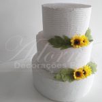 Locação de Bolo Cenográfico Branco Com Flores em Amarelo