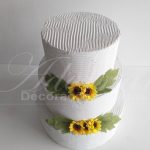 Locação de Bolo Cenográfico Branco Com Flores em Amarelo