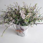 Locação Vaso Jardineira de Metal Com Arranjo de Flores Pequeno