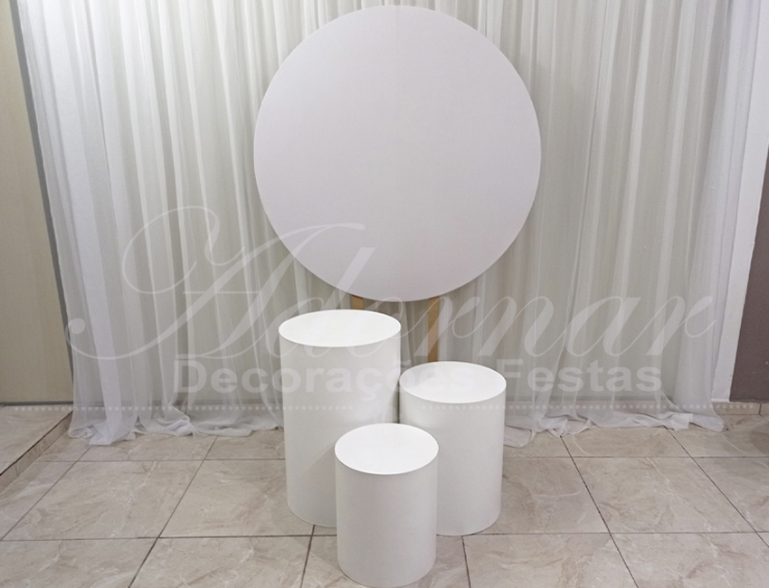 Aluguel Trio de Mesas Cilindros Com Painel Redondo de Mdf e Tecido Branco