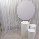 Aluguel Trio de Mesas Cilindros Com Painel Redondo de Mdf e Tecido Branco