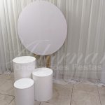 Aluguel Trio de Mesas Cilindros Com Painel Redondo de Mdf e Tecido Branco