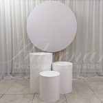Aluguel Trio de Mesas Cilindros Com Painel Redondo de Mdf e Tecido Branco