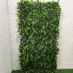 Aluguel Painel de Muro Inglês 2x1 Folhagem Artificial Com Suporte. Este painel de muro inglês 2x1 folhagem artificial com suporte, pode ser usado para várias finalidades de decoração de festas