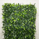 Aluguel Painel de Muro Inglês 2x1 Folhagem Artificial Com Suporte. Este painel de muro inglês 2x1 folhagem artificial com suporte, pode ser usado para várias finalidades de decoração de festas
