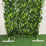 Aluguel Painel de Muro Inglês 2x1 Folhagem Artificial Com Suporte. Este painel de muro inglês 2x1 folhagem artificial com suporte, pode ser usado para várias finalidades de decoração de festas