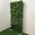 Aluguel Painel de Muro Inglês 2x1 Folhagem Artificial Com Suporte. Este painel de muro inglês 2x1 folhagem artificial com suporte, pode ser usado para várias finalidades de decoração de festas