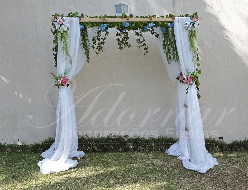 Pergolado Decorado Com Tecido em Branco, Flores e Folhagens