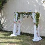 Pergolado Decorado Com Tecido em Branco, Flores e Folhagens