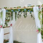 Pergolado Decorado Com Tecido em Branco, Flores e Folhagens