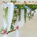 Pergolado Decorado Com Tecido em Branco, Flores e Folhagens