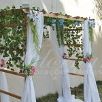 Pergolado Decorado Com Tecido em Branco, Flores e Folhagens