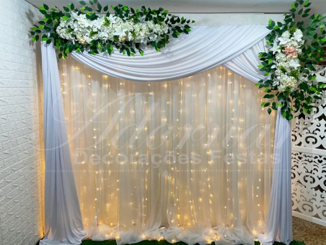 Aluguel de Painel de Cortinas Branco Suporte Duplo Com Cortinário, Led, Folhagens e Flores Brancas Para Decoração de Festas e Eventos. Este painel de cortinas branco