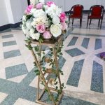 Locação de Coluna de Ferro Com Arranjo de Flores em Rosa e Branco e Folhas Heras