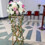 Locação de Coluna de Ferro Com Arranjo de Flores em Rosa e Branco e Folhas Heras