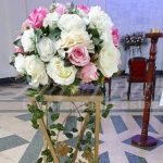 Locação de Coluna de Ferro Com Arranjo de Flores em Rosa e Branco e Folhas Heras