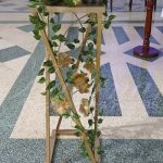 Locação de Coluna de Ferro Com Arranjo de Flores em Rosa e Branco e Folhas Heras