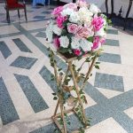 Locação de Coluna de Ferro Com Arranjo de Flores em Rosa e Branco e Folhas Heras