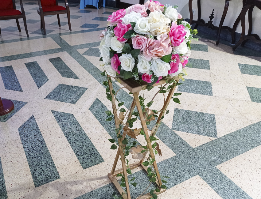Locação de Coluna de Ferro Com Arranjo de Flores em Rosa e Branco e Folhas Heras