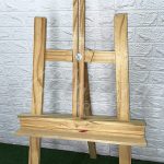 Aluguel Cavalete de Chão. Este cavalete de chão com altura regulável pode ser usado para várias finalidades de decoração de festas. Exemplos: Para Decorar Eventos de Congregações, Peças Teatrais e Eventos Religiosos