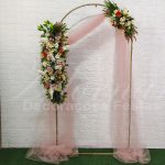 Locação de Arco de Flores Romano Com Tecido em Rosa