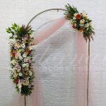 Locação de Arco de Flores Romano Com Tecido em Rosa