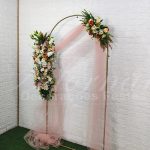 Locação de Arco de Flores Romano Com Tecido em Rosa