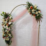Locação de Arco de Flores Romano Com Tecido em Rosa