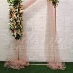 Locação de Arco de Flores Romano Com Tecido em Rosa