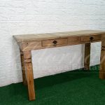 Locação de Mesa Rústica Pequena Modelo Com Gaveta Decorativa