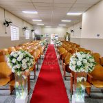 Decoração cerimonial para casamento com corredor vermelho e arranjos florais disponível para locação no Bairro do Limão SP.