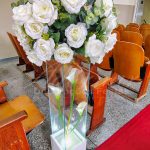 Aluguel de corredor cerimonial para casamento com flores brancas e colunas de vidro em Santo André SP.