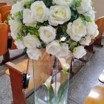 Decoração elegante para cerimônia de casamento em igreja com tapete vermelho e colunas de vidro em São Bernardo do Campo SP.