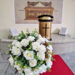 Corredor de casamento decorado com flores brancas e colunas transparentes para eventos em São Caetano do Sul SP.
