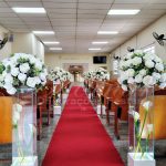 Aluguel de Cerimônia de Decoração de Casamento na Igreja com Colunas de Vidro e Flores Brancas 2 alugar decoração de cerimonia de casamento na igreja em são paulo sp
