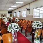 Aluguel de decoração para cerimônia de casamento em igreja com colunas de vidro, flores brancas e tapete vermelho em São Paulo SP.