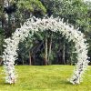 Arco de flores cerejeiras brancas para cerimônia de casamento ao ar livre, altar e entrada dos noivos